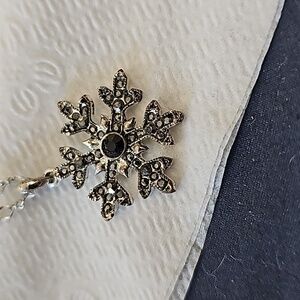 Snowflakes and gemstones costume necklace